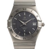 A GENTLEMAN'S SIZE STAINLESS STEEL OMEGA CONSTELLATION PERPETUAL CALENDAR QUARTZ BRACELET WATCH