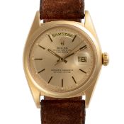 A GENTLEMAN'S SIZE 18K SOLID YELLOW GOLD ROLEX OYSTER PERPETUAL DAY DATE WRIST WATCH CIRCA 1969,