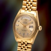 A GENTLEMAN'S SIZE 18K SOLID GOLD ROLEX OYSTER PERPETUAL DAY DATE BRACELET WATCH CIRCA 1974, REF.