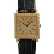 AN 18K SOLID GOLD PIAGET SQUARE WRIST WATCH CIRCA 1970, REF. 9356 WITH CLOUS DE PARIS (HOBNAIL) CASE