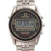 A GENTLEMAN'S SIZE STAINLESS STEEL OMEGA SPEEDMASTER QUARTZ LCD CHRONOGRAPH BRACELET WATCH CIRCA