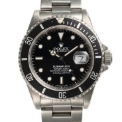 A GENTLEMAN'S SIZE STAINLESS STEEL ROLEX OYSTER PERPETUAL DATE SUBMARINER BRACELET WATCH CIRCA 1989,
