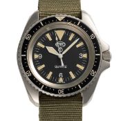 A GENTLEMAN'S SIZE STAINLESS STEEL BRITISH MILITARY ISSUED CWC QUARTZ ROYAL NAVY DIVERS WRIST