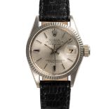 A LADY'S 18K SOLID WHITE GOLD ROLEX OYSTER PERPETUAL DATEJUST WRIST WATCH CIRCA 1963, REF. 6517