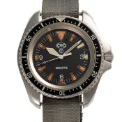 A GENTLEMAN'S SIZE STAINLESS STEEL BRITISH MILITARY CWC ROYAL NAVY DIVERS WRIST WATCH DATED 1994,