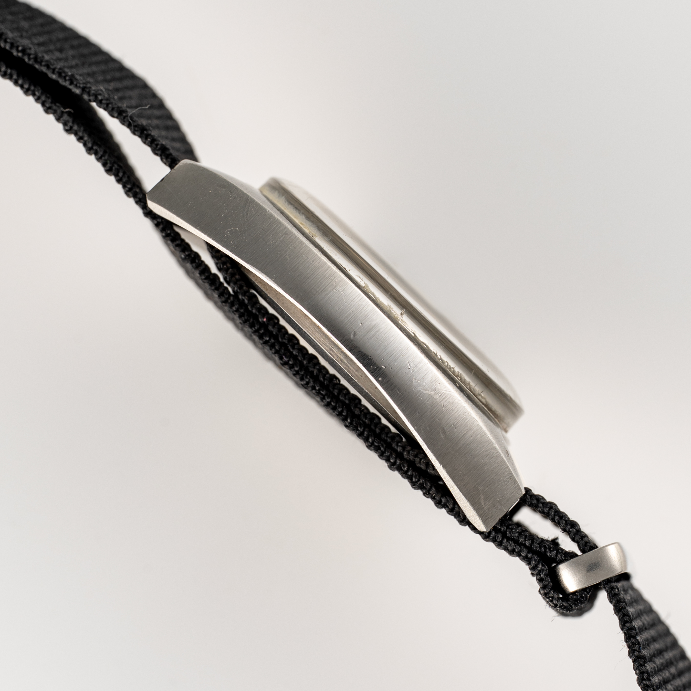 A GENTLEMAN'S SIZE STAINLESS STEEL BRITISH MILITARY HAMILTON RAF WRIST WATCH DATED 1975 Movement: - Image 6 of 7