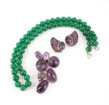 A collection of jewellery, comprising: a green stained quartz bead necklace to a yellow gold