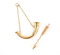 Two gold items, comprising: a gold miniature hunting horn with the insignia of the Woodmen of