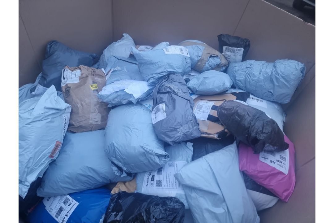 MEGA BULK LOT TO CONTAIN 500 x UNCHECKED COURIER/INTERNET RETURNS. CONDITION & ITEMS UNKNOWN. - Image 6 of 9