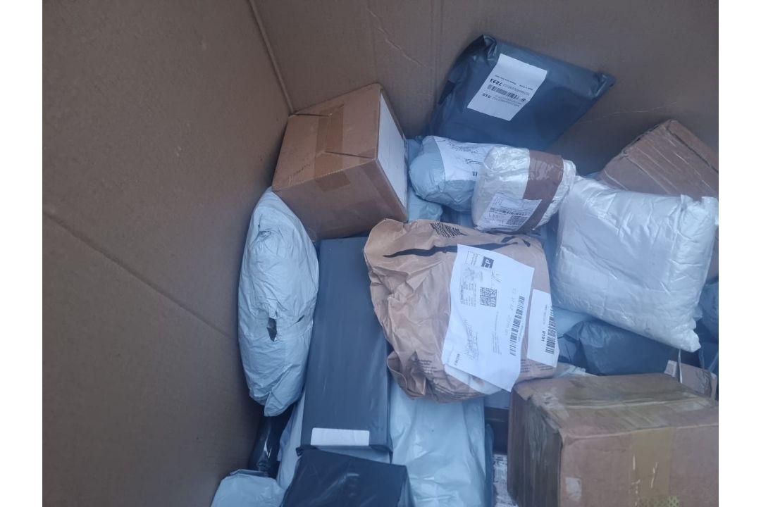 MEGA BULK LOT TO CONTAIN 500 x UNCHECKED COURIER/INTERNET RETURNS. CONDITION & ITEMS UNKNOWN. - Image 8 of 9