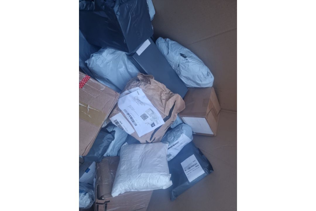 MEGA BULK LOT TO CONTAIN 500 x UNCHECKED COURIER/INTERNET RETURNS. CONDITION & ITEMS UNKNOWN. - Image 2 of 9