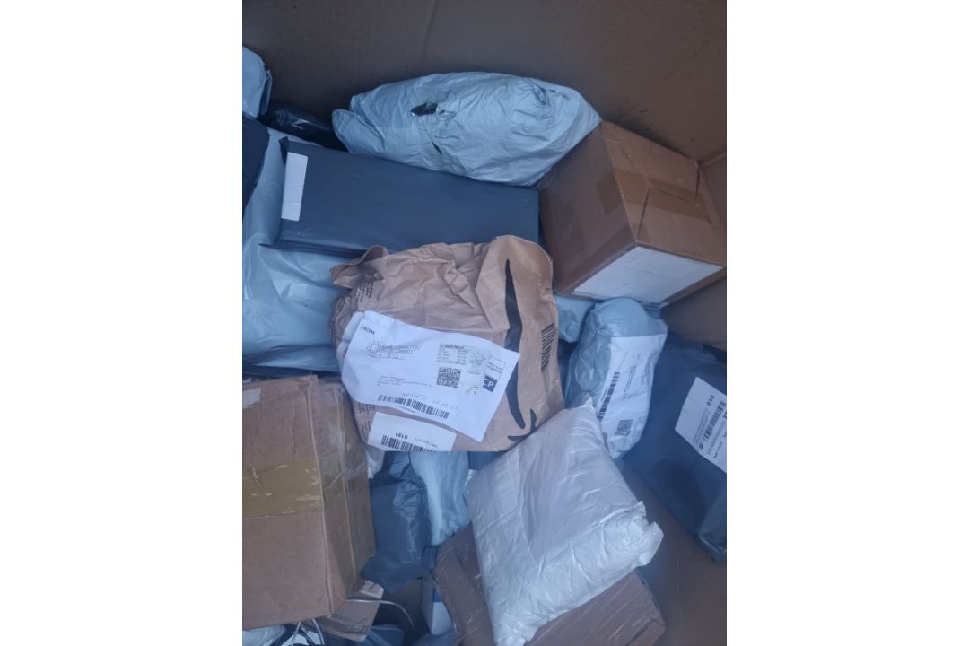MEGA BULK LOT TO CONTAIN 500 x UNCHECKED COURIER/INTERNET RETURNS. CONDITION & ITEMS UNKNOWN. - Image 4 of 9