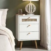 Boxed Rattan 3-Drawer Bedside Table in White RRP £79.99-D39.1 The table offers plenty of room to