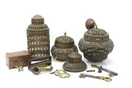 A collection of Asian metalwares,