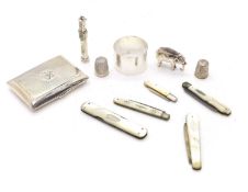 A collection of silver trinkets,