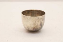 An Edwardian silver tumbler cup,