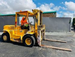 HYSTER CONTAINER SPEC FORKLIFT - C/W FORK POSITIONER - 4759 HOURS