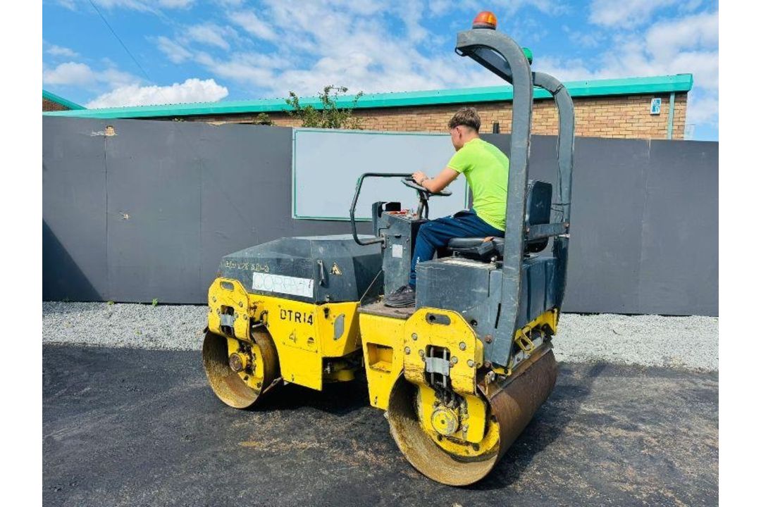 1999 BOMAG BW120AD-3 DOUBLE DRUM VIBRATING ROLLER - C/W ROLL BAR - Image 3 of 11