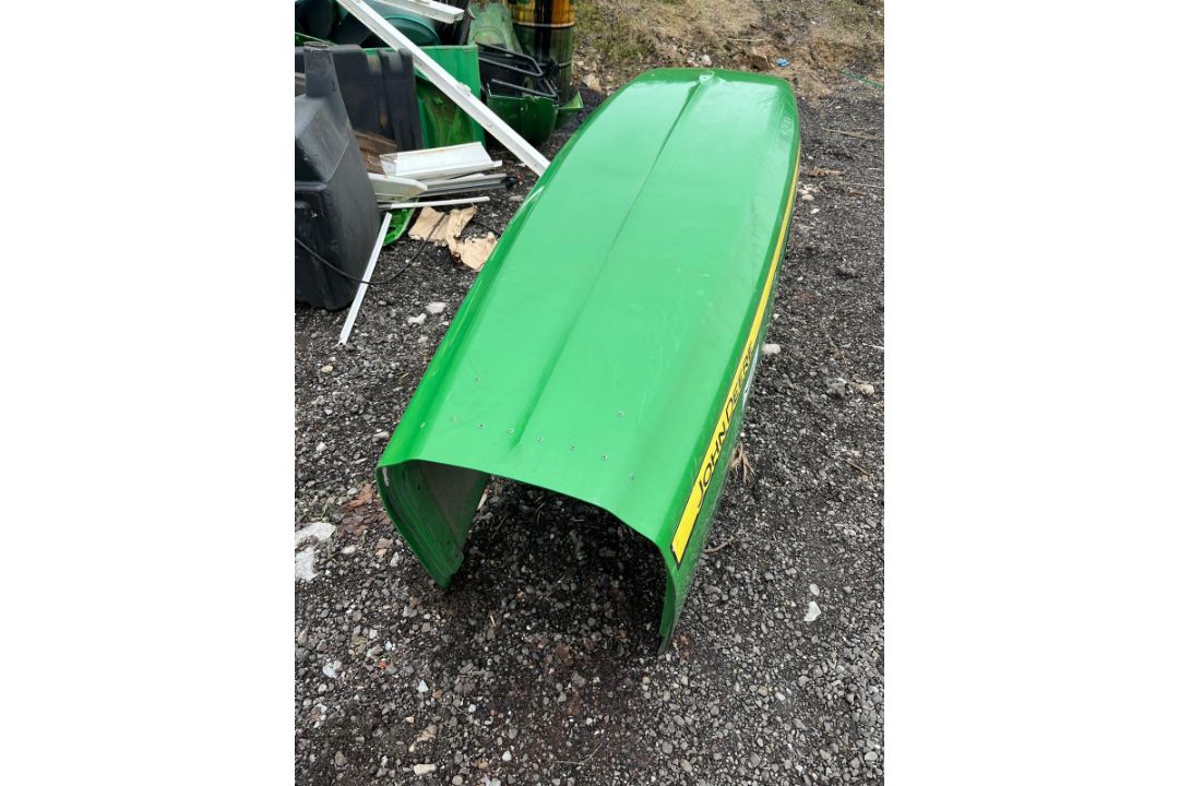 JOHN DEERE 6930 BONNET - REQUIRES SMALL REPAIR - Image 2 of 7