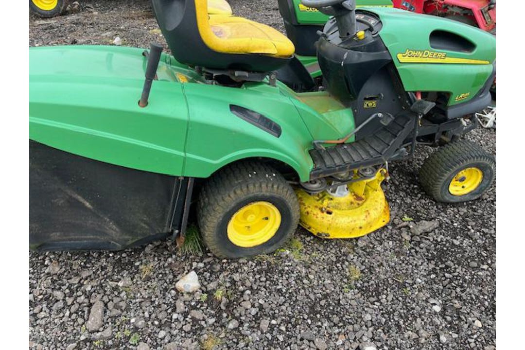 JOHN DEERE LR135 RIDE ON MOWER - Image 4 of 6
