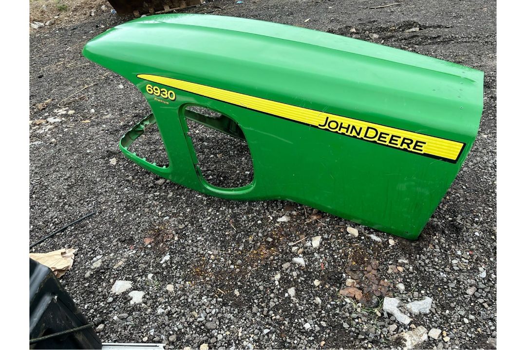 JOHN DEERE 6930 BONNET - REQUIRES SMALL REPAIR - Image 3 of 7