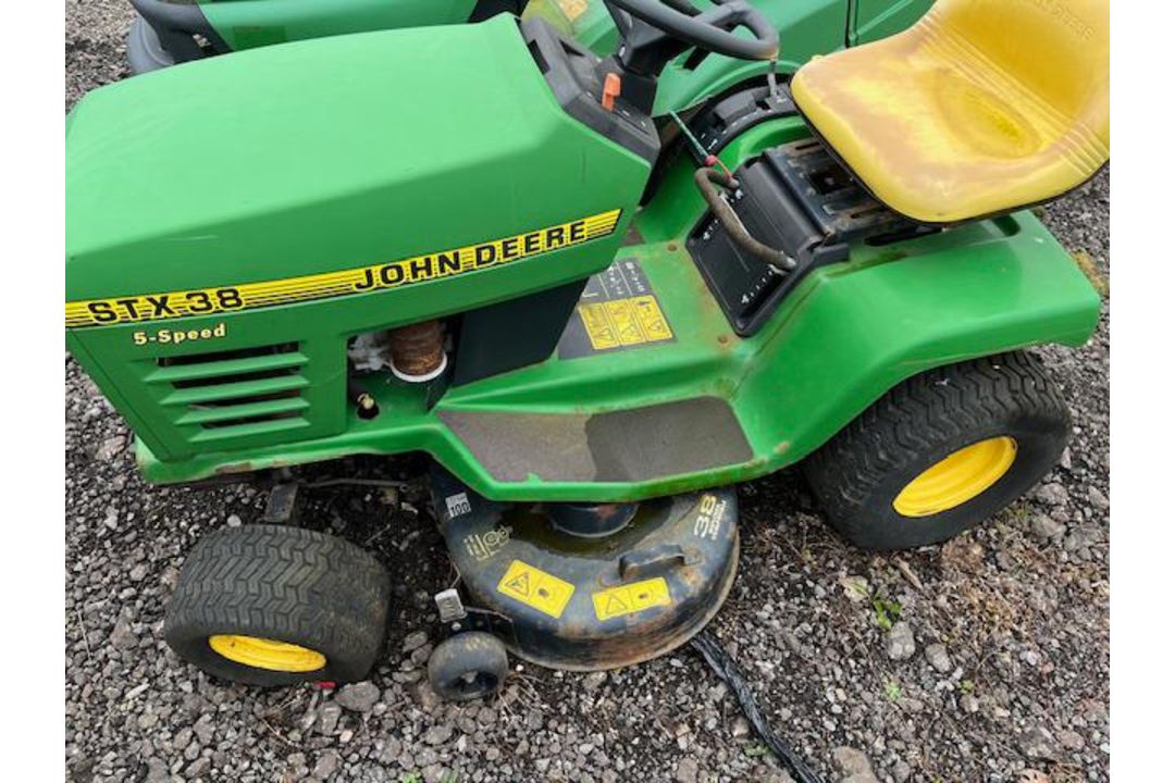 JOHN DEERE STX38 RIDE ON MOWER - STARTS, RUNS AND DRIVES - Image 4 of 6