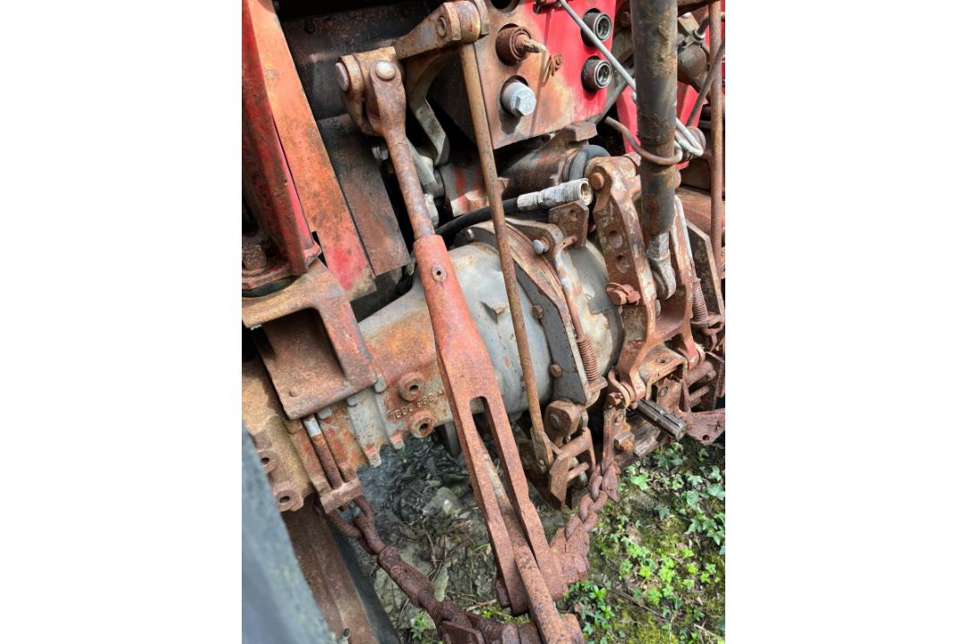MASSEY FERGUSON 575 TRACTOR - Image 4 of 10