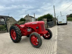 DAVID BROWN 25D VINTAGE TRACTOR - 3644 HOURS - RUNS AND DRIVES