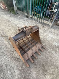 45MM PIN RIDDLE BUCKET EXCAVATOR BUCKET DIGGER BUCKET - IN GOOD CONDITION