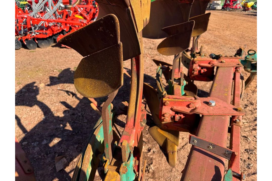 2009 KVERNELAND ES100-200 REVERSIBLE PLOUGH - AUTO RESET - Image 9 of 10