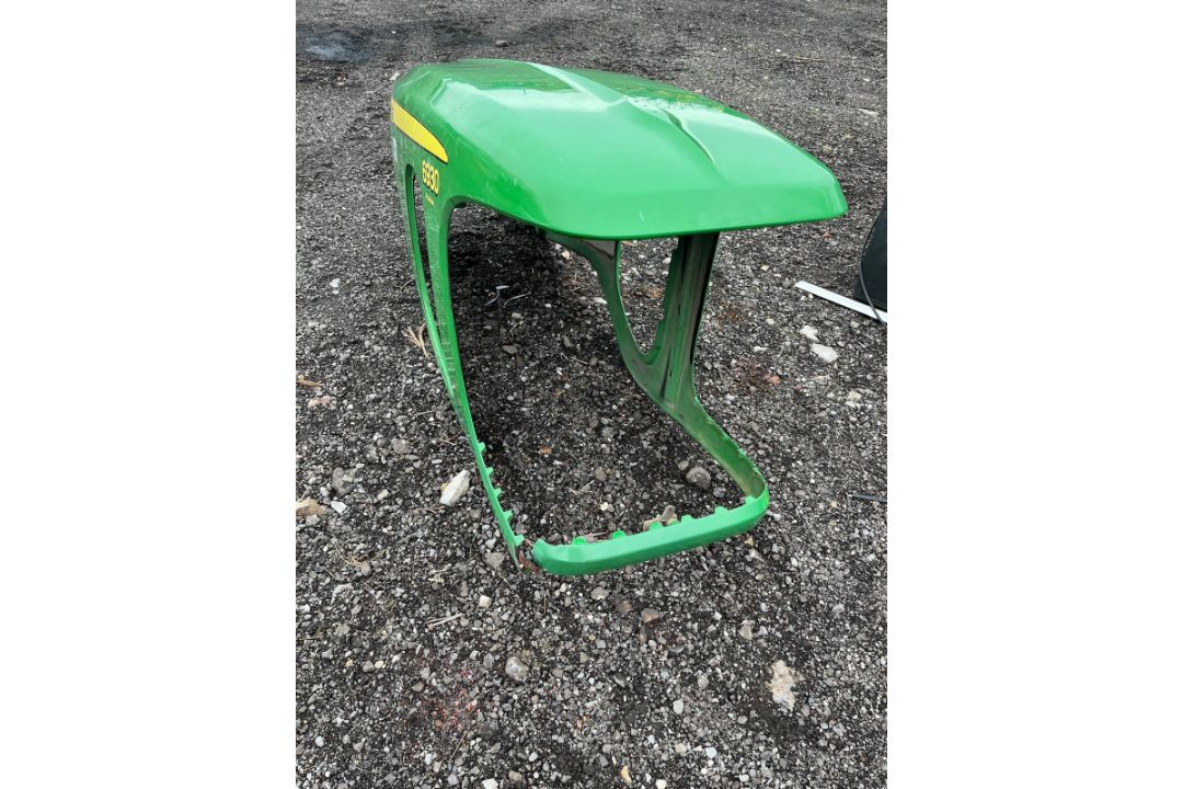 JOHN DEERE 6930 BONNET - REQUIRES SMALL REPAIR - Image 6 of 7