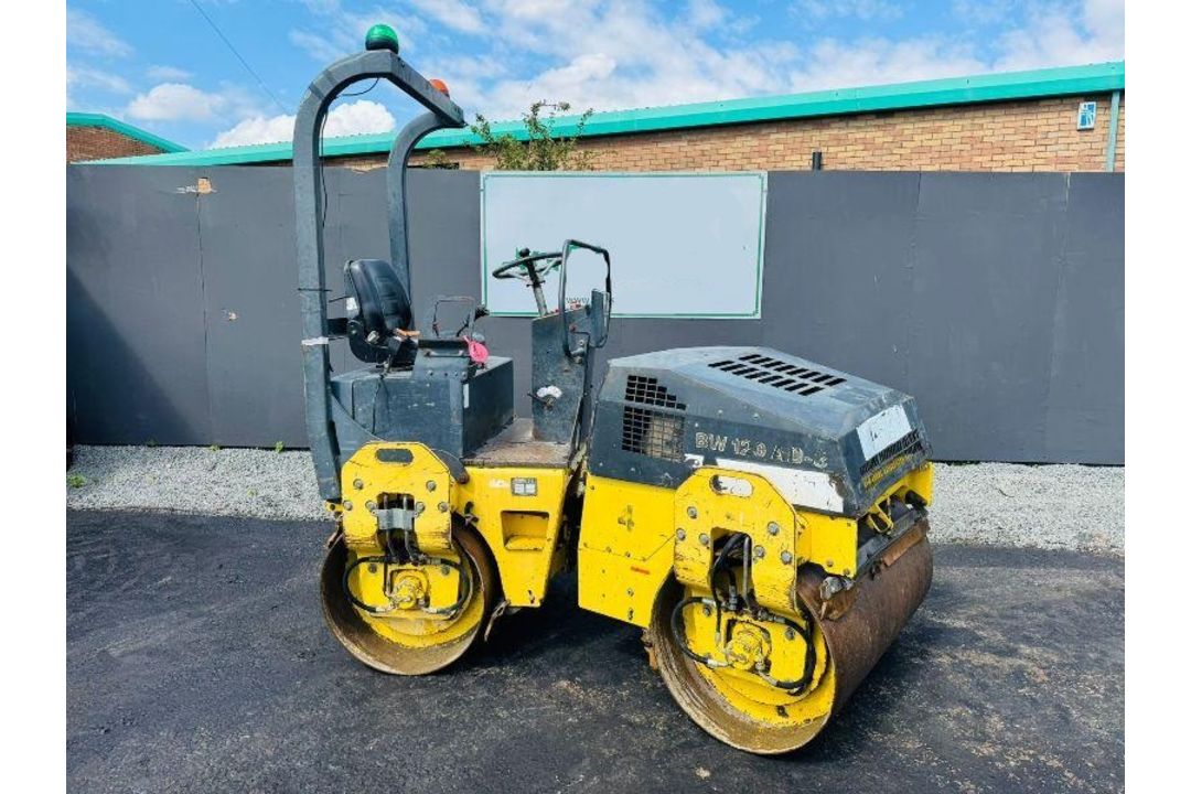 1999 BOMAG BW120AD-3 DOUBLE DRUM VIBRATING ROLLER - C/W ROLL BAR - Image 5 of 11