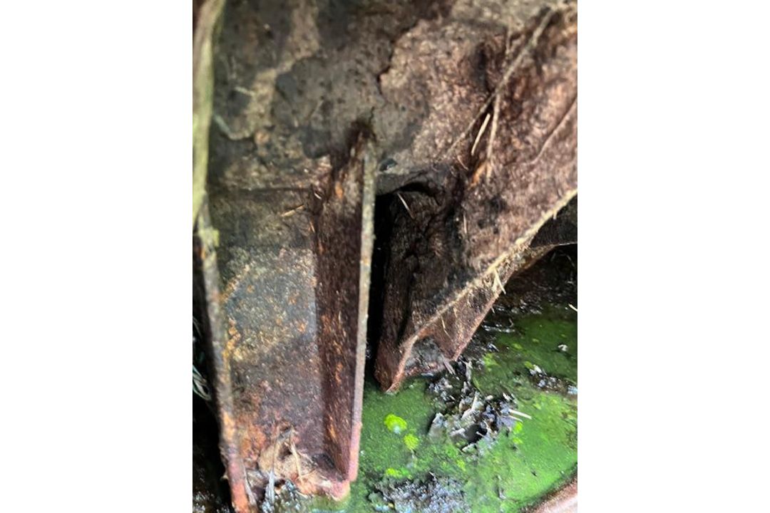 WEST 1600 SIDE DISCHARGE MUCK SPREADER - Image 8 of 9