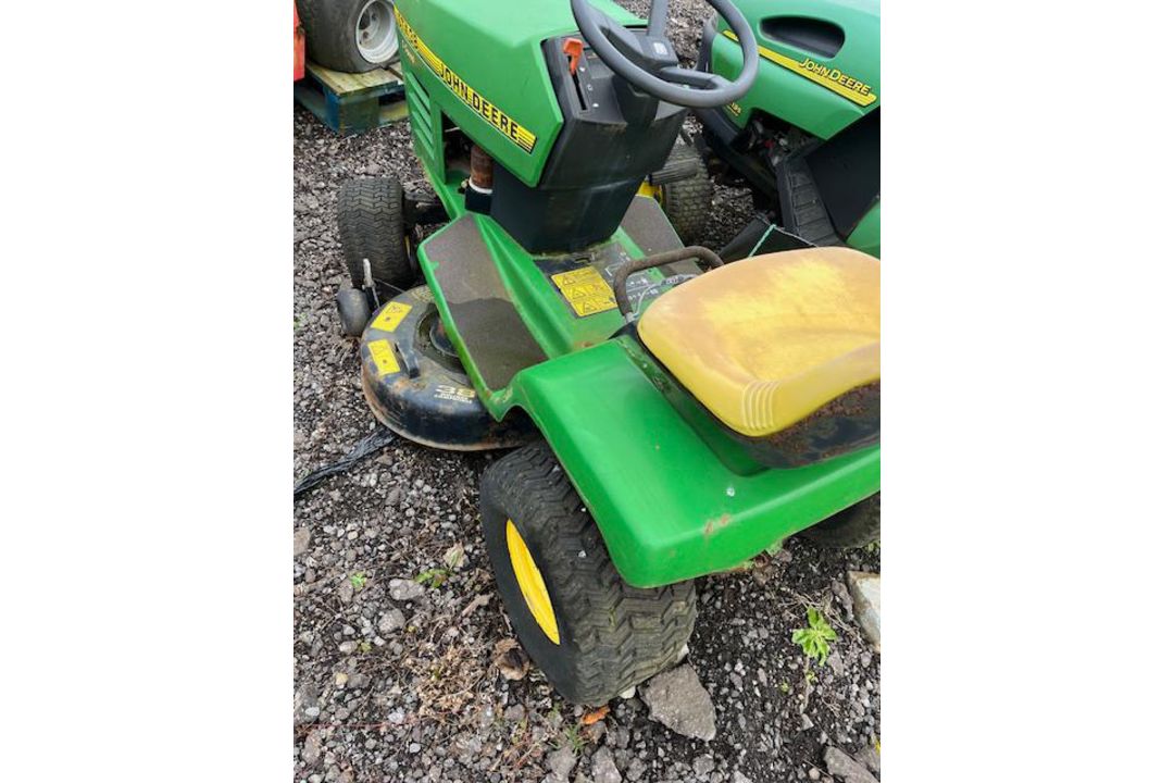 JOHN DEERE STX38 RIDE ON MOWER - STARTS, RUNS AND DRIVES - Image 5 of 6