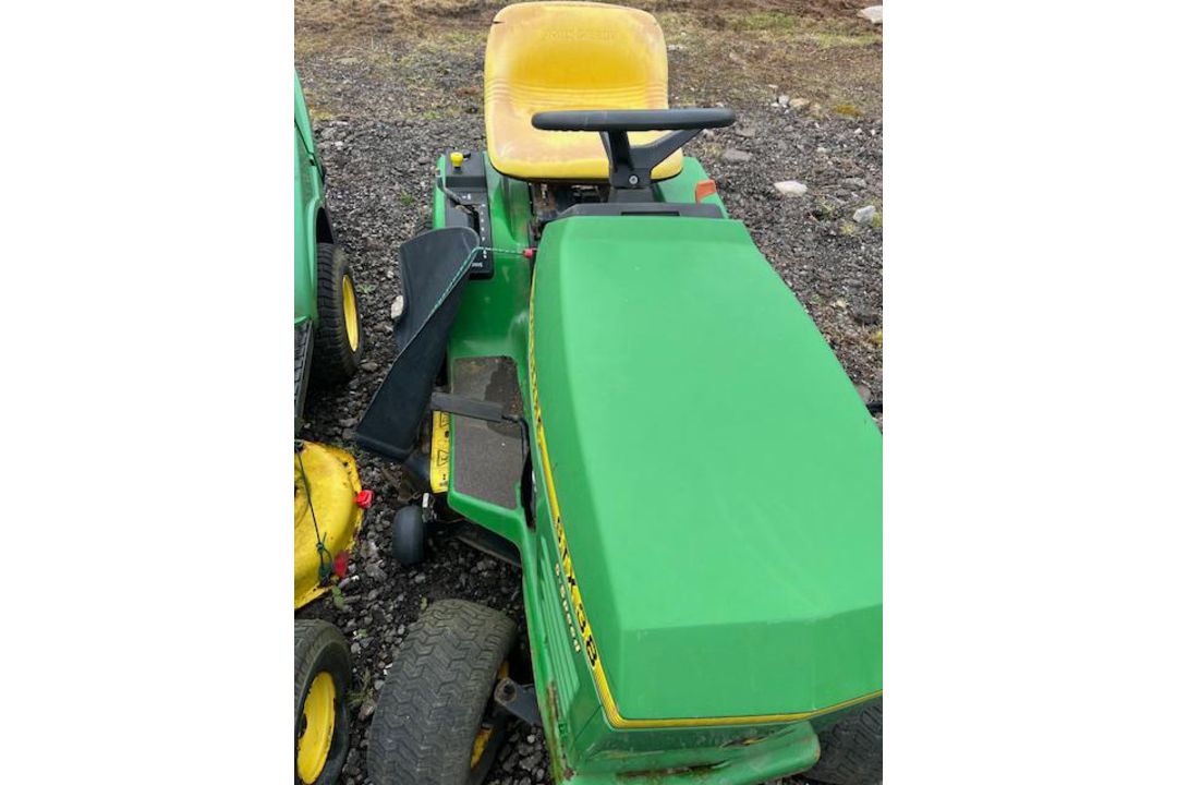 JOHN DEERE STX38 RIDE ON MOWER - STARTS, RUNS AND DRIVES - Image 3 of 6