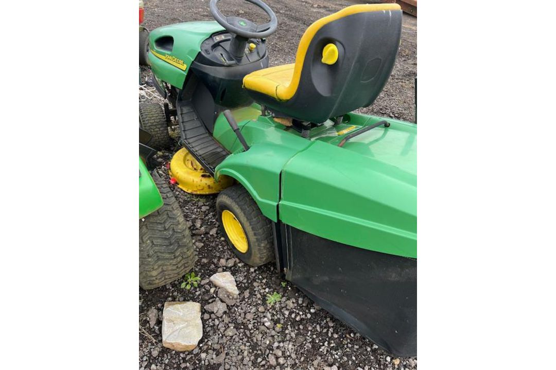 JOHN DEERE LR135 RIDE ON MOWER - Image 2 of 6