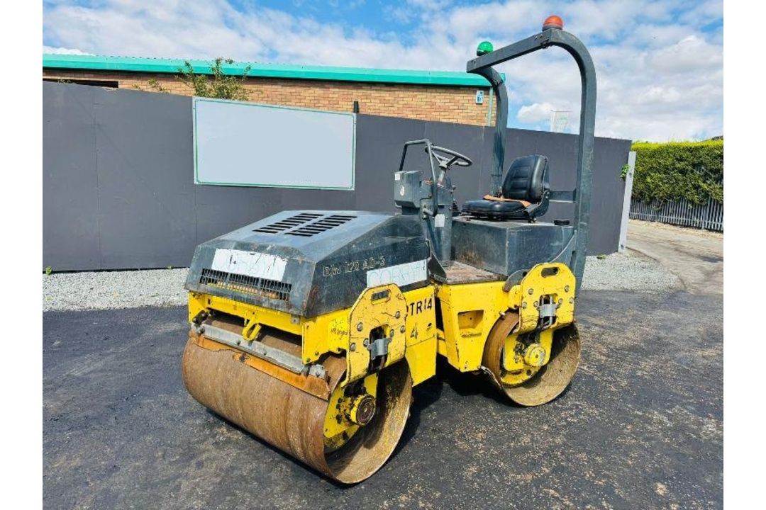 1999 BOMAG BW120AD-3 DOUBLE DRUM VIBRATING ROLLER - C/W ROLL BAR - Image 2 of 11
