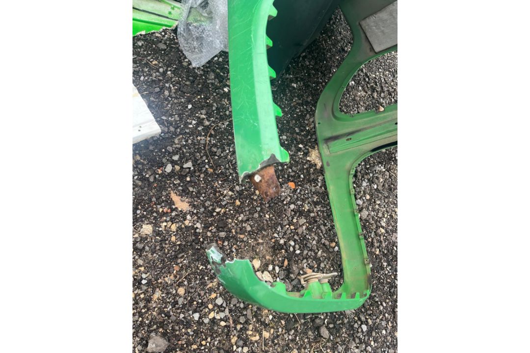 JOHN DEERE 6930 BONNET - REQUIRES SMALL REPAIR - Image 5 of 7