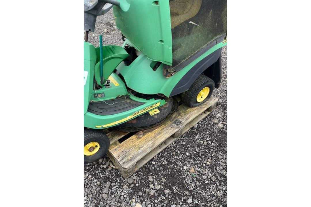 JOHN DEERE RIDE ON MOWER - FOR SPARES - Image 1 of 2
