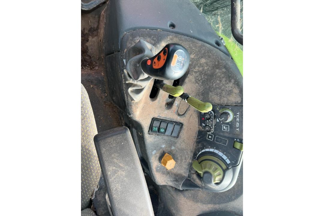 2009 CLAAS AREA 557 ATX TRACTOR - Image 5 of 12