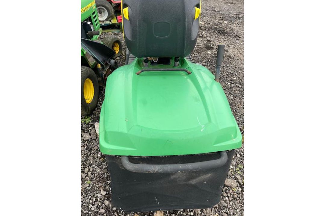 JOHN DEERE LR135 RIDE ON MOWER - Image 3 of 6