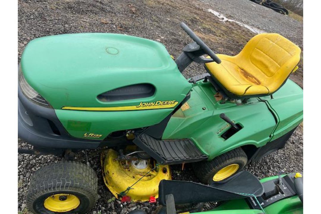 JOHN DEERE LR135 RIDE ON MOWER - Image 1 of 6