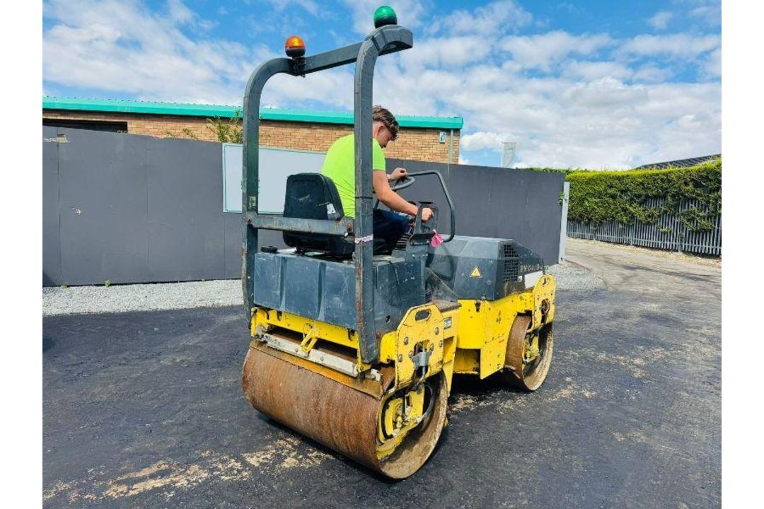 1999 BOMAG BW120AD-3 DOUBLE DRUM VIBRATING ROLLER - C/W ROLL BAR - Image 4 of 11