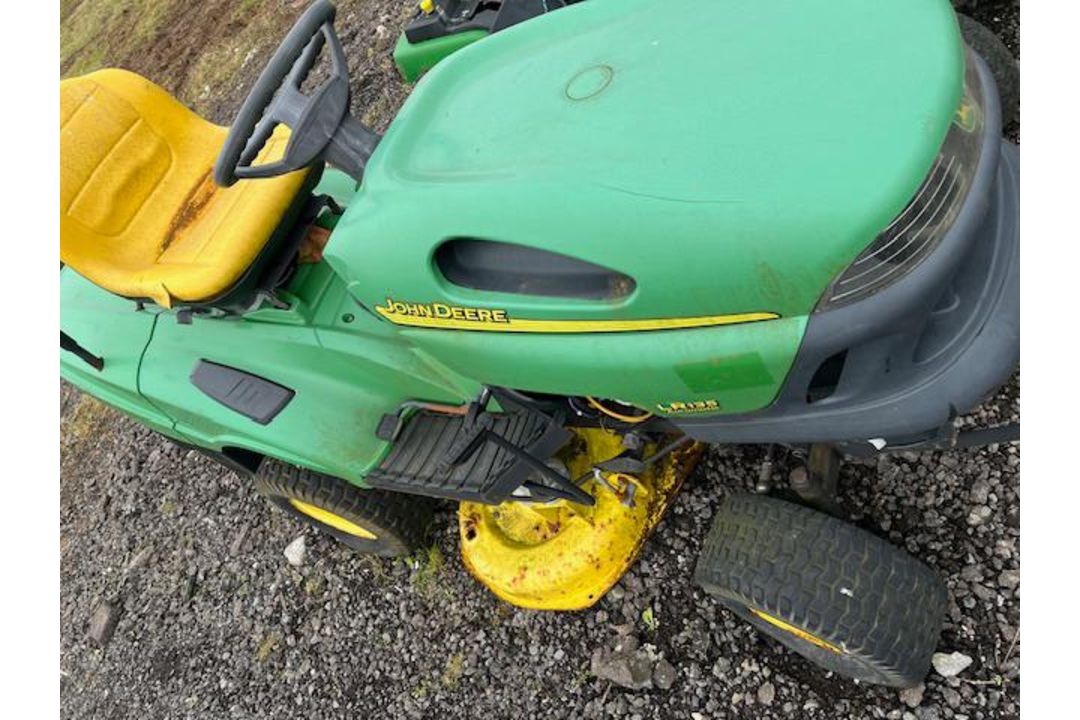 JOHN DEERE LR135 RIDE ON MOWER - Image 5 of 6