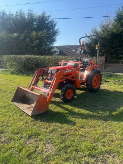 KUBOTA ST30 30HP 4WD COMPACT TRACTOR WITH FRONT LOADER AND BUCKET - 1100 HOURS - RUNS AND DRIVES