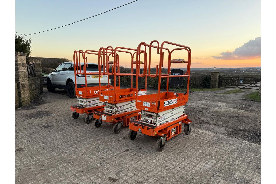 2016/2017 SNORKEL S3008P ELECTRIC (MEWP) SCISSOR LIFT - Image 2 of 7