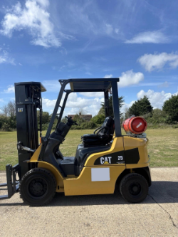 2018 CAT FORKLIFT *2.5 TON LIFT CAPACITY* *12% BUYERS PREMIUM*