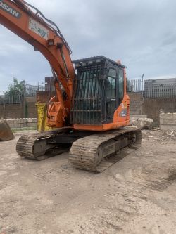 DOOSAN EXCAVATOR DX140 SHORT SWING WITH TWO BUCKETS.