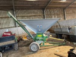 SUPERIOR SM3000 TRAILED ROLLER MILL CORN GRINDER