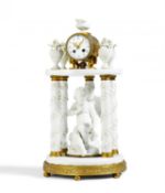 Außergewöhnliche Pendule mit Amor unter Baldachin